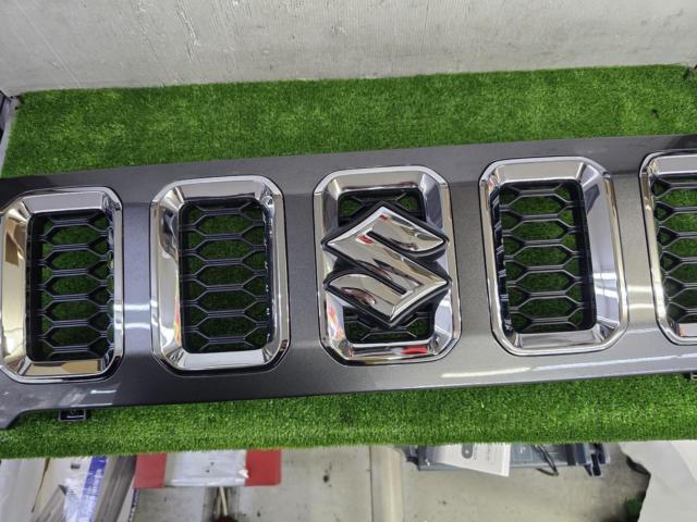 Suzuki genuine
Front grille