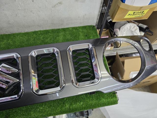 Suzuki genuine
Front grille