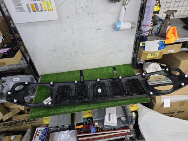 Suzuki genuine
Front grille