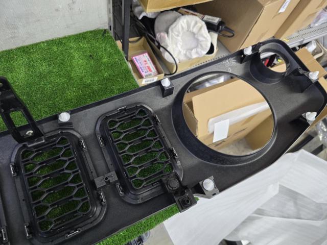 Suzuki genuine
Front grille