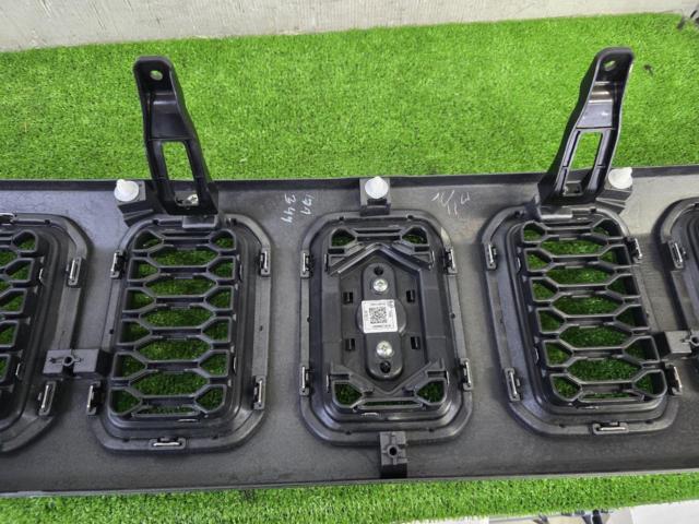 Suzuki genuine
Front grille