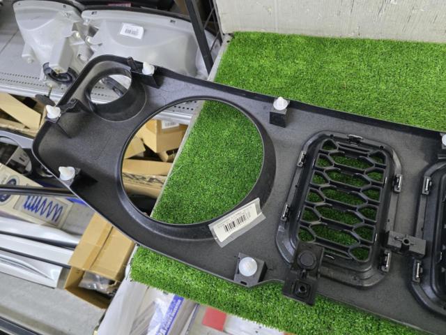 Suzuki genuine
Front grille