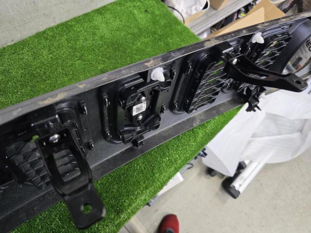 Suzuki genuine
Front grille