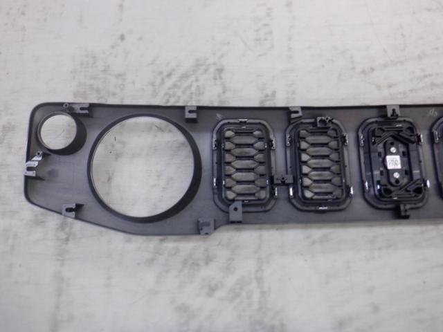 SUZUKI genuine
Front grille