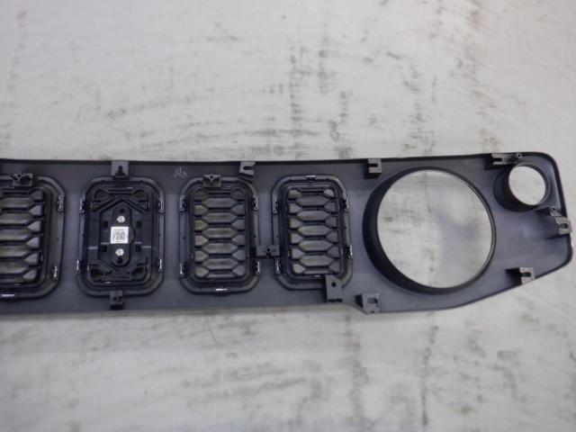 SUZUKI genuine
Front grille