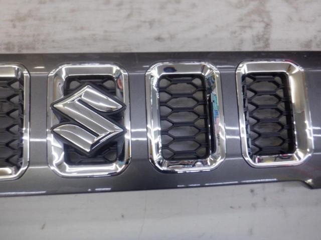 SUZUKI genuine
Front grille