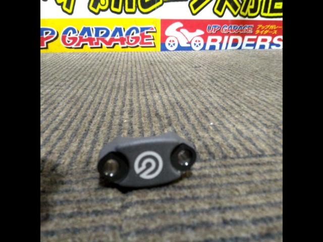 Brembo handlebar clamp
No mirror holder
Positive screw