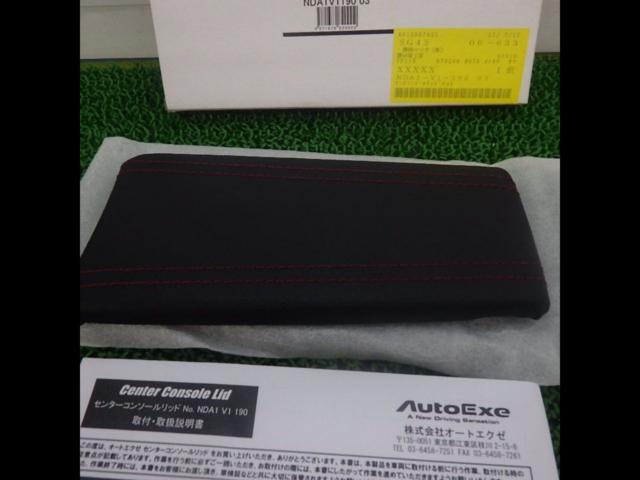 AUTO
exe
Center console lid
Red Stitch
Part number NDA1V1190
03