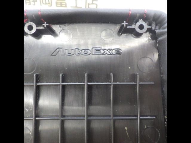 AUTO
exe
Center console lid
Red Stitch
Part number NDA1V1190
03