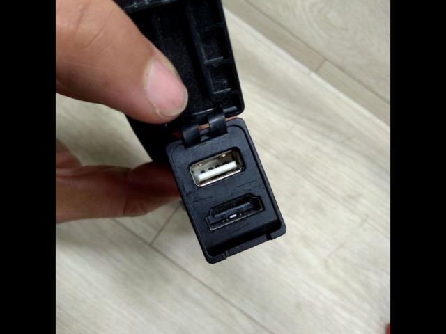 Spare Hole
Built-in HDMI (Type E) / USB cable
33×23