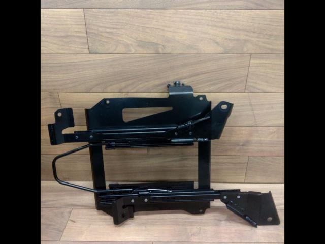 RECARO
Reclining seat rail
RH side / driver side
200 series for Hiace