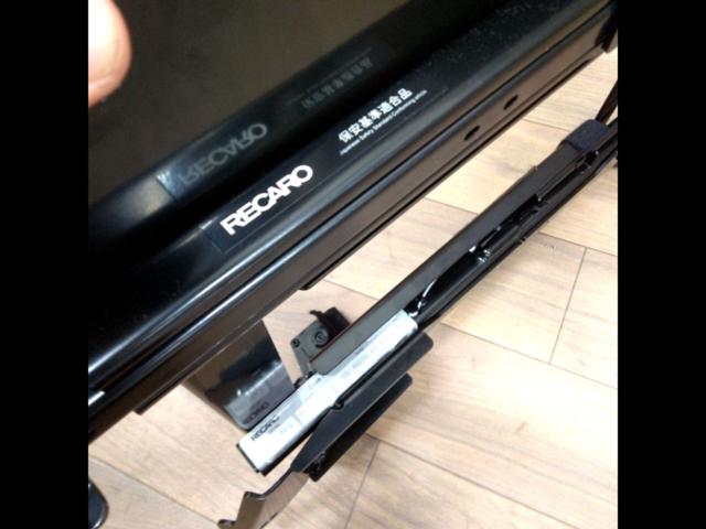RECARO
Reclining seat rail
RH side / driver side
200 series for Hiace