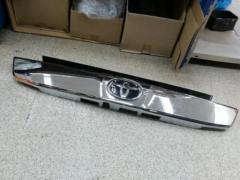 Toyota genuine
Rear garnish