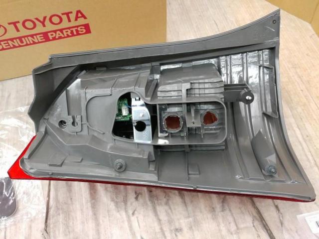 【右側】【トヨタ純正】テール(ICHIKOH68-3)