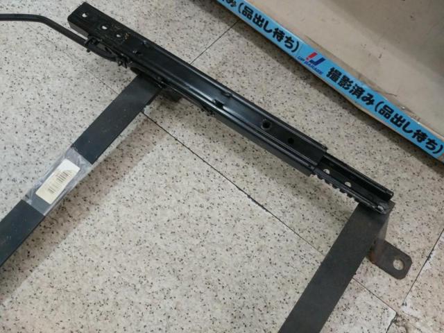[Right side] Manufacturer unknown
Seat rail