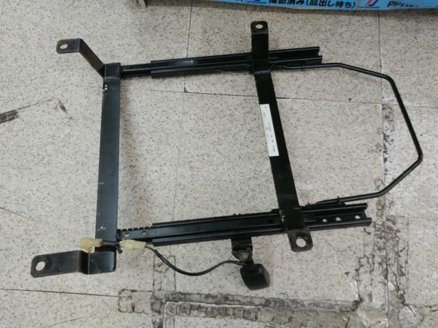 [Right side] Manufacturer unknown
Seat rail