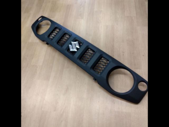 SUZUKI JB64W ジムニー純正 フロントグリル (Z04201)