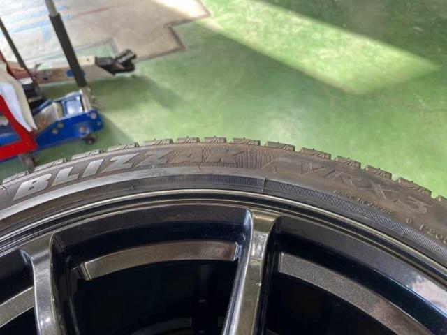 HOT
STUFF
CROSS
SPEED
HYPER
EDITION
RS9 +
BRIDGESTONE (Bridgestone) BLIZZAK
VRX3
245 / 40R18
Plenty of grooves! WRX
sti