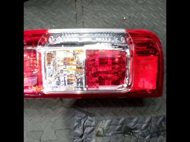 トヨタ 200系/ハイエース純正テールレンズ
