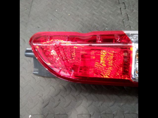 トヨタ 200系/ハイエース純正テールレンズ