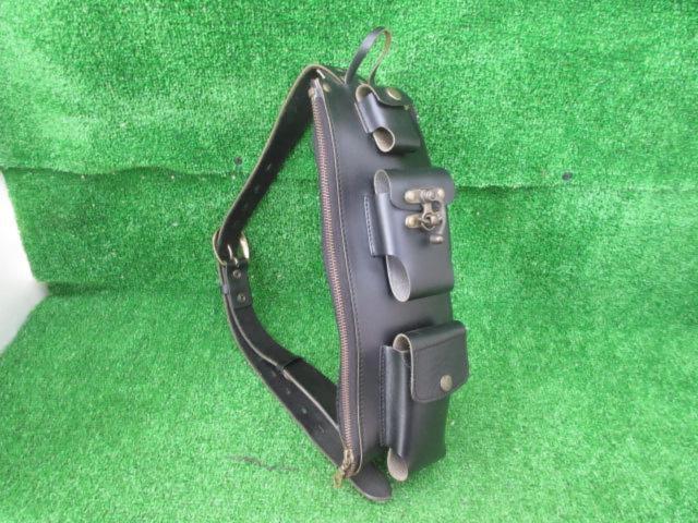 [Capacity unknown] Maker unknown
Leather shoulder bag