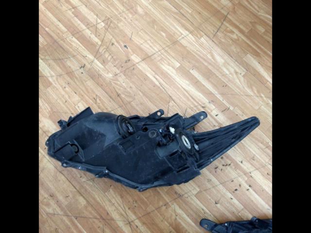 加工ベースに!! 【トヨタ純正】 ZVW30系/プリウス前期純正ハロゲンヘッドライト