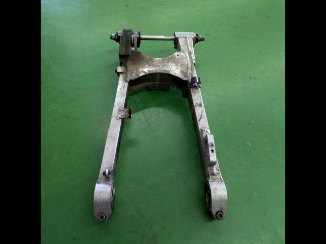 KAWASAKI GPZ900R
A7 ('90)
Genuine swing arm