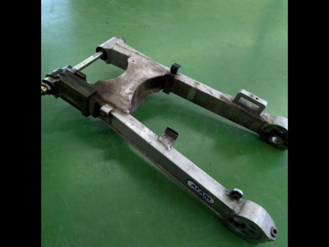 KAWASAKI GPZ900R
A7 ('90)
Genuine swing arm
