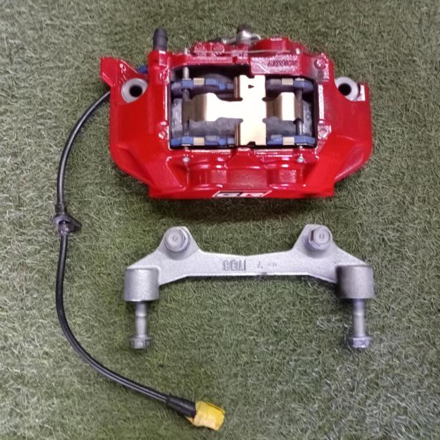 Toyota genuine
GR Yaris
Brake caliper, brake pads (aftermarket), and brake hose set