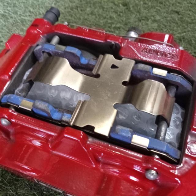 Toyota genuine
GR Yaris
Brake caliper, brake pads (aftermarket), and brake hose set