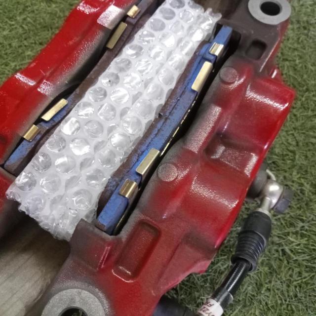 Toyota genuine
GR Yaris
Brake caliper, brake pads (aftermarket), and brake hose set