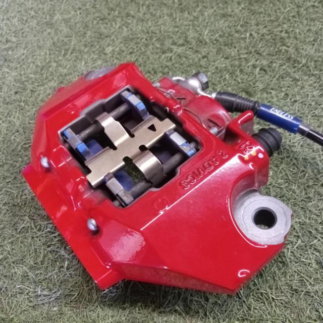 Toyota genuine
GR Yaris
Brake caliper, brake pads (aftermarket), and brake hose set