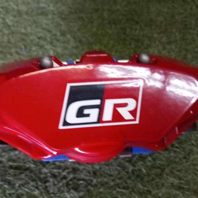 Toyota genuine
GR Yaris
Brake caliper, brake pads (aftermarket), and brake hose set