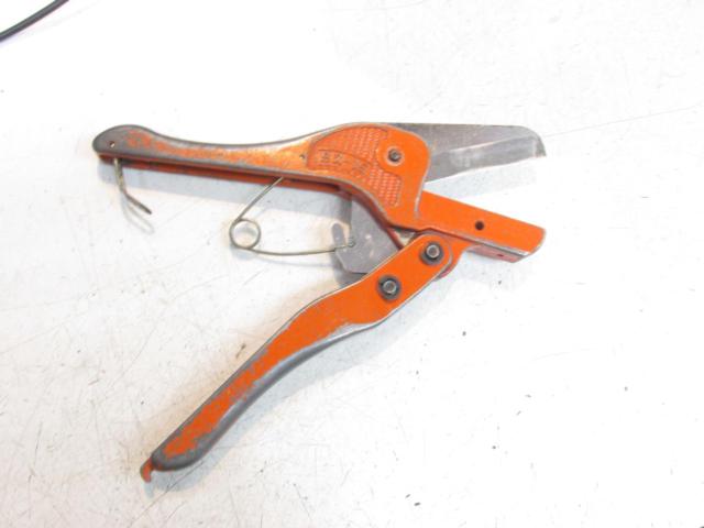 MERRY (Merry Hand Tools)
SX-15 Duct Cutter
Cut to a size of 30mm width x 10mm height.