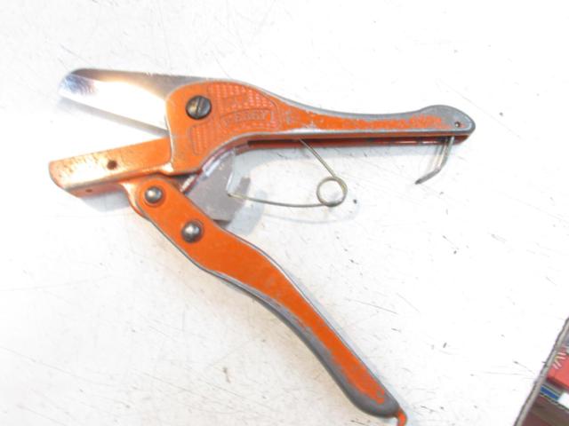 MERRY (Merry Hand Tools)
SX-15 Duct Cutter
Cut to a size of 30mm width x 10mm height.