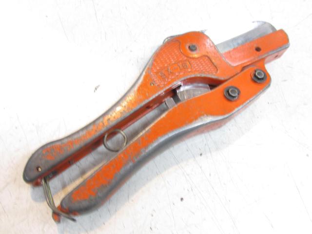 MERRY (Merry Hand Tools)
SX-15 Duct Cutter
Cut to a size of 30mm width x 10mm height.