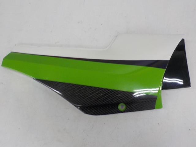 KAWASAKI
Genuine side cover left and right set
Removal from GPZ900R/A11