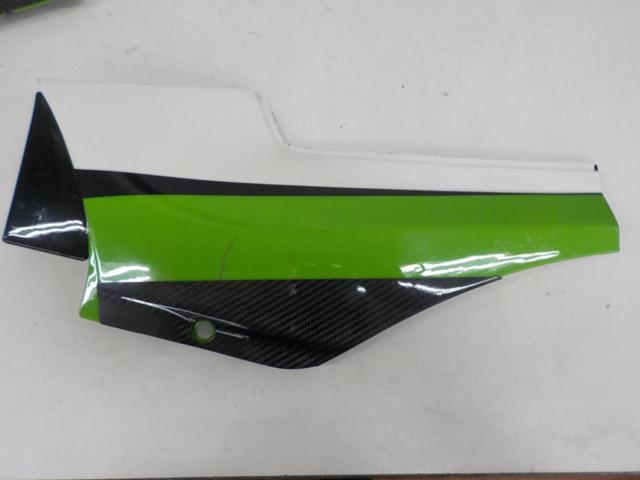 KAWASAKI
Genuine side cover left and right set
Removal from GPZ900R/A11