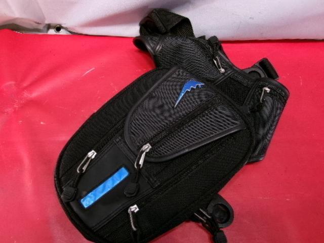 Capacity: Approx. 2.4L
KUSHITANI
K-3555
LEG
BAG
Color: saucy black