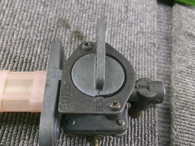 GPZ900RK AWASAKI
Genuine fuel cock
51023-0721