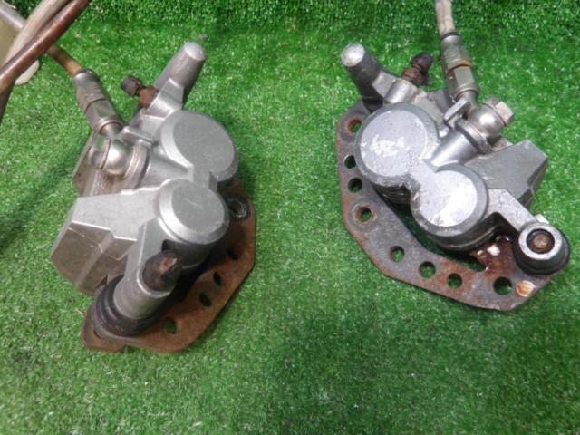 Wakeari
Genuine Kawasaki part from a ZRX400 (removed from a 1994 model).
Front caliper set (left and right) with 1570/1571 markings + bonus master cylinder included.