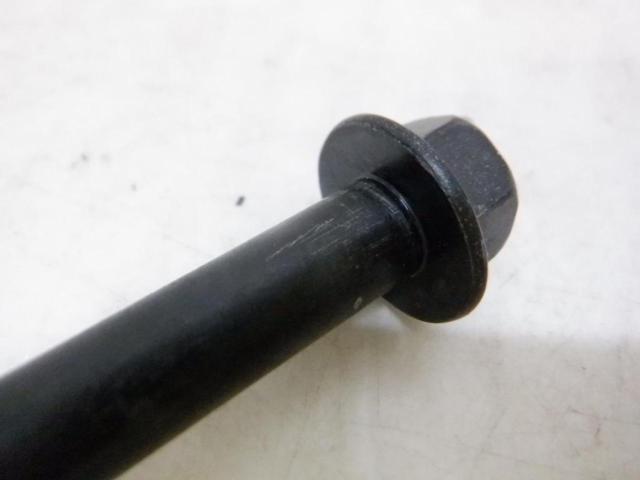 2 YAMAHA
Engine pivot shaft