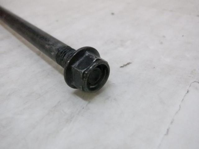 2 YAMAHA
Engine pivot shaft