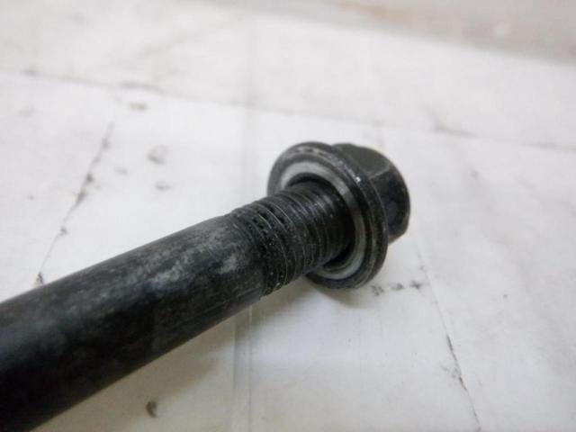 2 YAMAHA
Engine pivot shaft