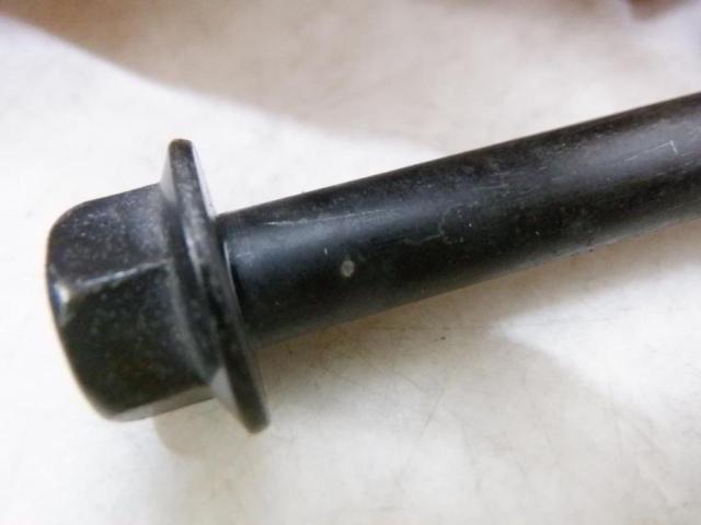 2 YAMAHA
Engine pivot shaft