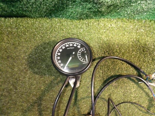 DAYTONAVELONA
W
Electric speed & tachometer
Φ80
Part number: 48138