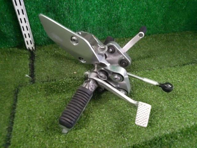 Genuine Yamaha footpegs
Removed from an FZS1000 (year unknown)
FAZER