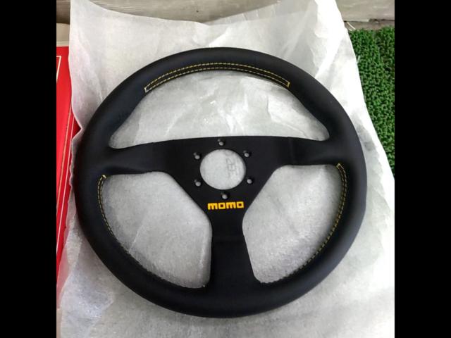正規輸入品MOMOヴェローチェレーシング350mm BK新品未使用 MOMO 