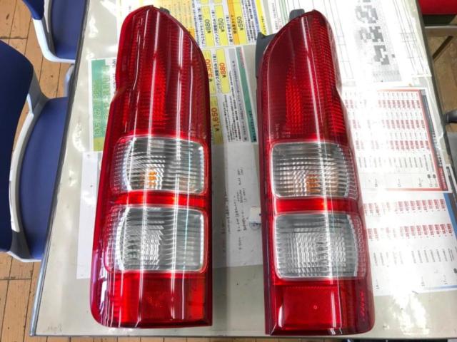 TOYOTA ハイエース純正テールライト 2/2 | やや傷や汚れあり | アップ 