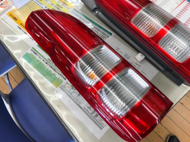 TOYOTA ハイエース純正テールライト 2/2 | やや傷や汚れあり | アップ 